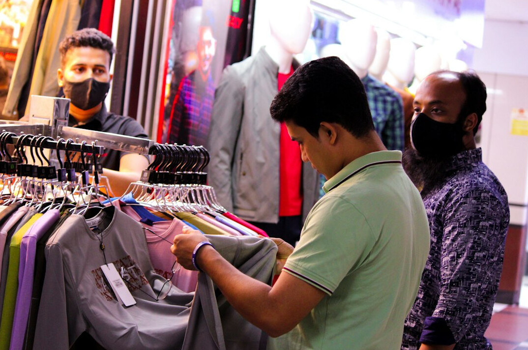 Team analyzing retail data on a tablet in a store